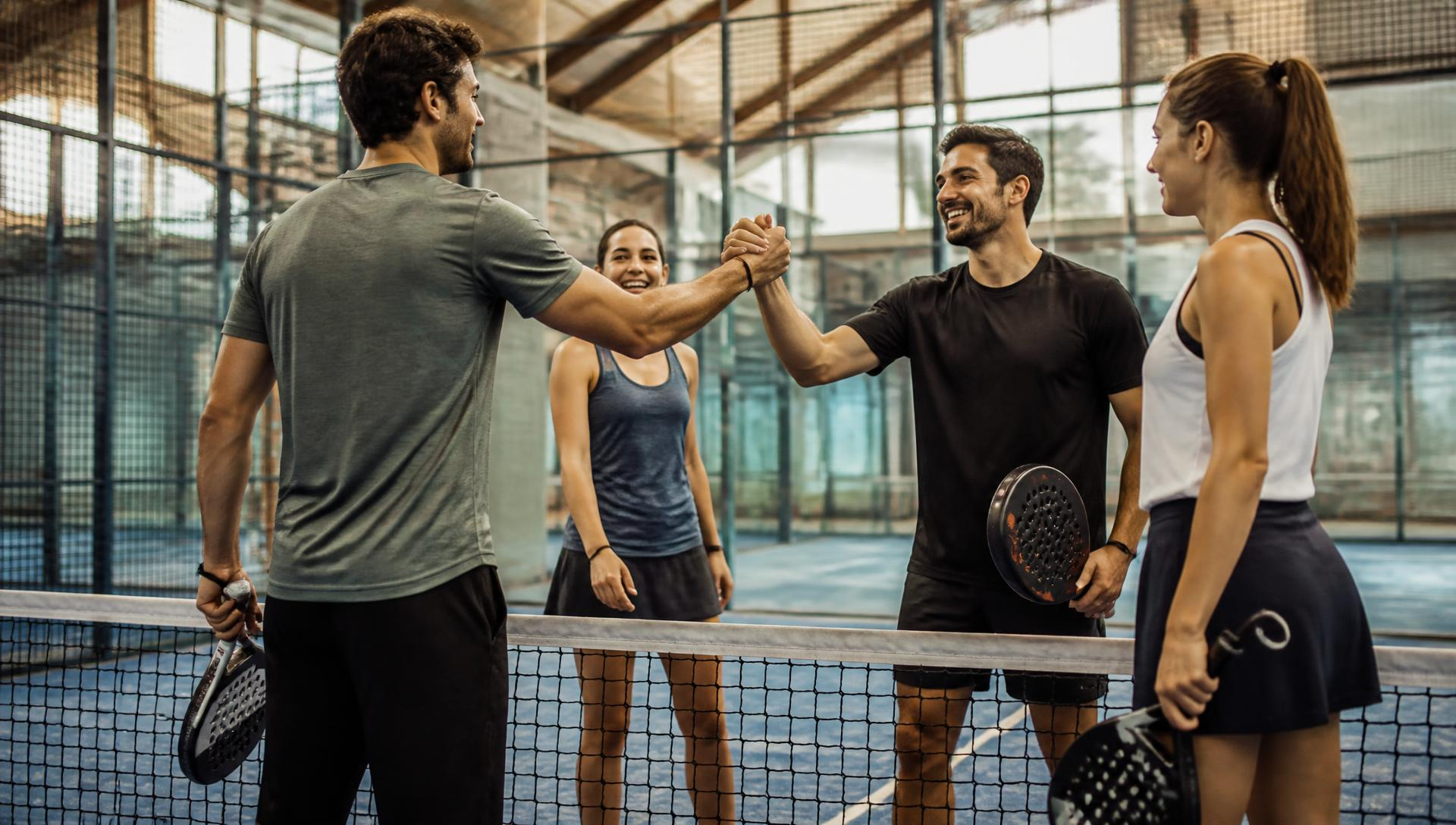 Pelaajat kättelevät padelkentän verkon yli ottelun jälkeen
